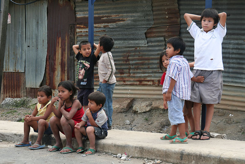 Kinderen in de krottenwijk Juan Pablo II, Guatemala Stad. Door Anoniem, 2008.
