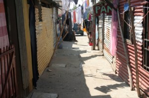 Calle en un asenentamiento en la Zona 21, Ciudad de Guatemala. Por Anonimo. 2008.