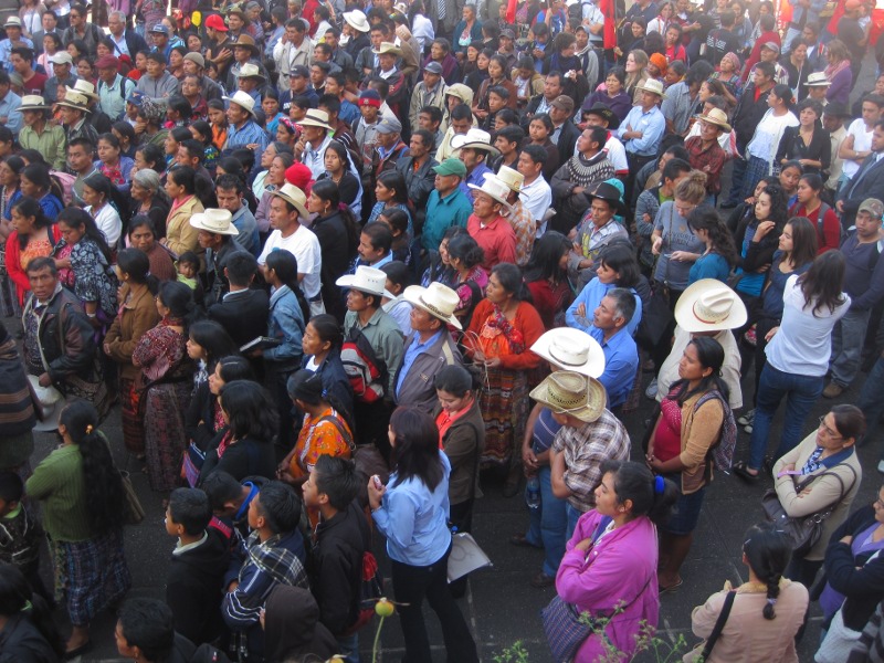 Slachtoffers en mensenrechtenactivisten luisteren naar het hoorzitting buiten het justitiegebouw. Guatemala Stad. 26-01-2012
