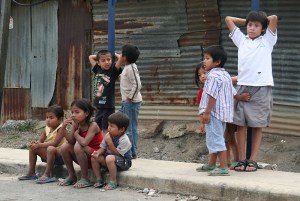 niños en el asentamiento Juan Pablo II, Ciudad de Guatemala. Por Anonimo, 2008.