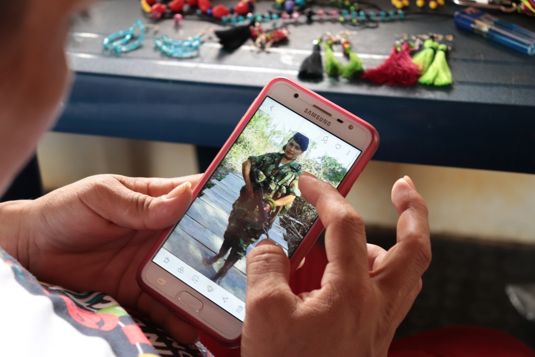 © Frauke Decoodt. Yolandi, ex-guerrillera_kijkt_naar_een_foto_van_haarzelf_als_guerrillera II