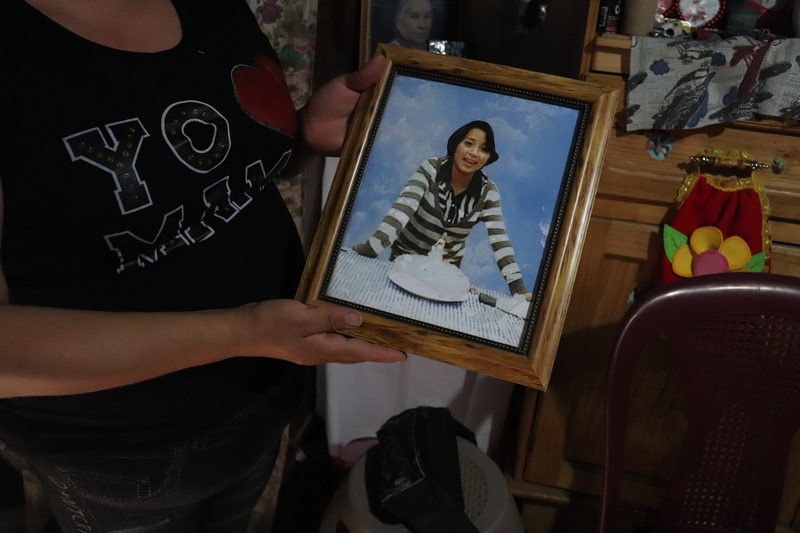 © Frauke Decoodt. Brendy Cuy Urizar con una foto de su sobrina Yohanna. Guatemala 2020