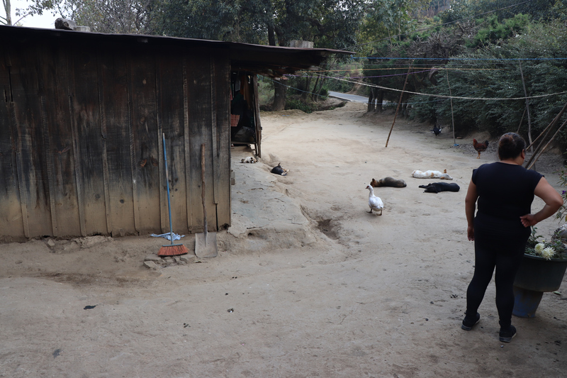 © Frauke Decoodt. Brendy Cuy Urizar fuera la casa donde creció su sobrina Yohanna. Guatemala 2020