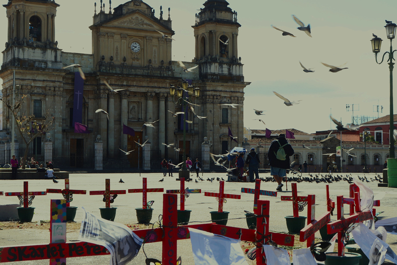 © Frauke Decoodt. El altar para las niñas en el Parque Central. Guatemala 2020