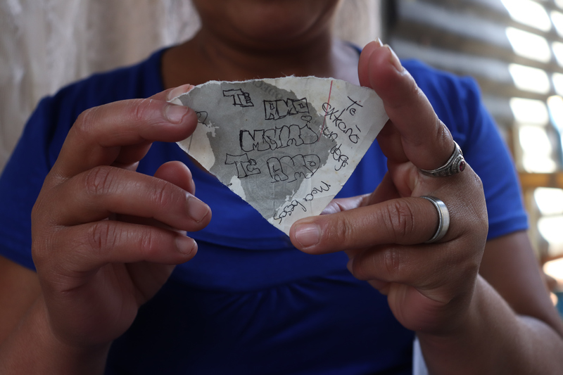 © Frauke Decoodt. La carta que Yemmi dió a su mama el ultimo domingo que se vieron y por lo cual fue castigada. 8 días después murió. Guatemala 2020