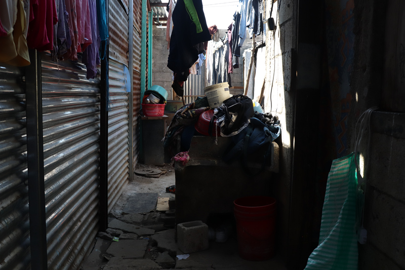 © Frauke Decoodt. La casa donde creció Yemmi. Su mama ganá dinero lavando ropa. Guatemala 2020
