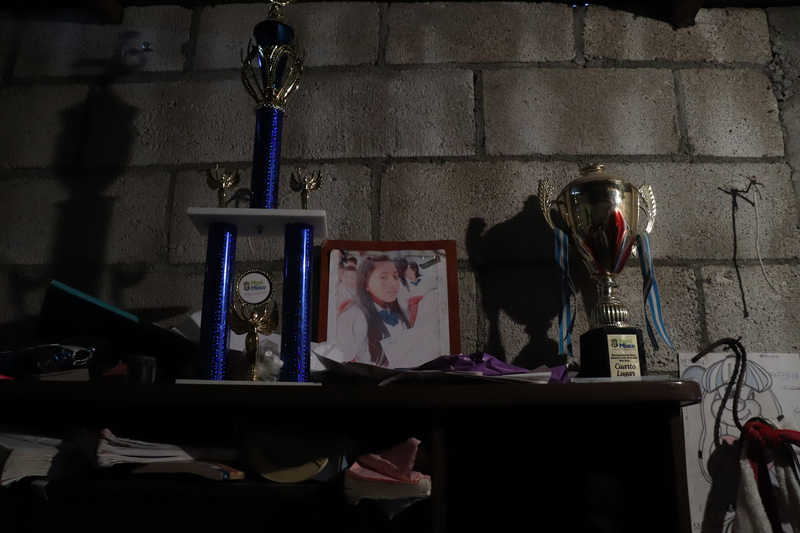 © Frauke Decoodt. Una foto de Yemmi al lado de sus trofeos de futbol. Guatemala 2020