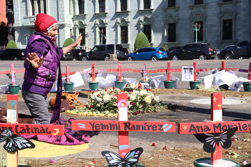 © Frauke Decoodt. Una mujer llega a hacer una ceremonia dentro del altar para las niñas en el Parque Central frente al palacio presidencial. Guatemala 2020